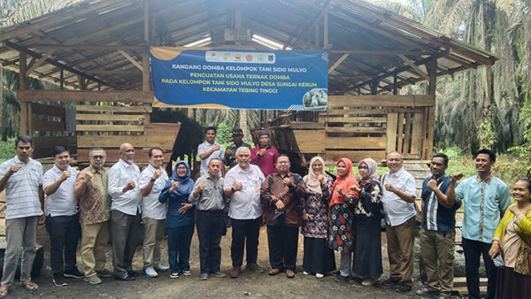 Foto bersama di depan kandang domba bantuan dari SKK Migas - PetroChina International Jabung Ltd | swd