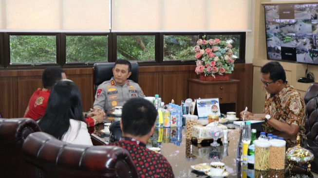 Polda Jambi Sambut Kunjungan Kerja Sama Tim Otoritas Jasa Keuangan (OJK) Provinsi Jambi.