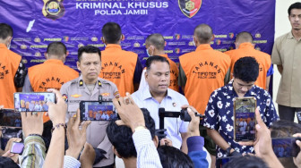 Polda Jambi Amankan Tersangka Penambang Minyak Ilegal.