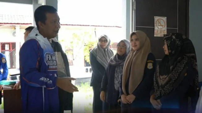 Bupati Romi Tinjau Kantor Camat Kuala Jambi Yang Rusak