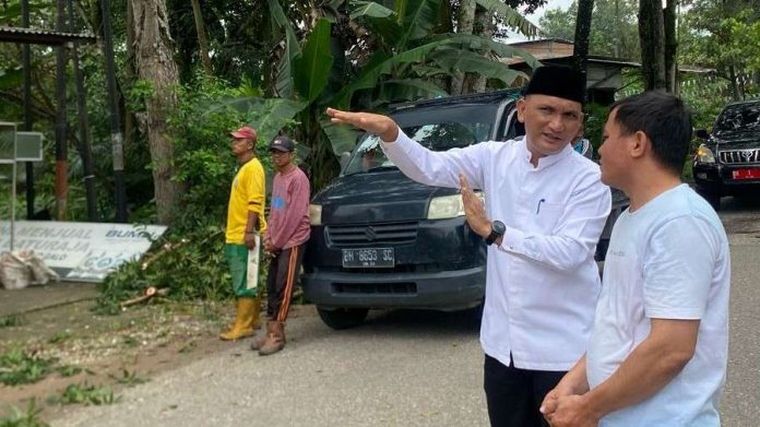 Bupati Sarolangun Memberikan Arahan Kepada Petugas Yang melakukan pemangkasan Pohon diruas jalan lintas Sumatra kota Sarolangun.