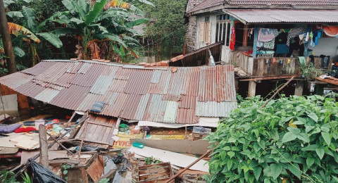 Rumah  Ambruk  Akibat Banjir Korban Sempat Menyelamatkan Diri.