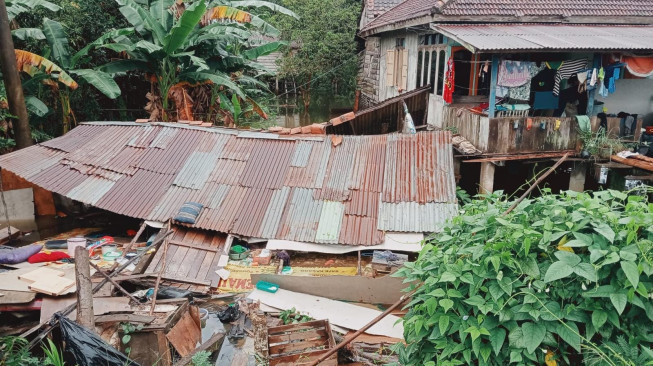 Rumah  Ambruk  Akibat Banjir Korban Sempat Menyelamatkan Diri.