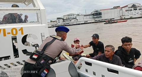 Ditpolairud Polda Jambi Bagikan Takjil Kepada Masyarakat Nelayan.