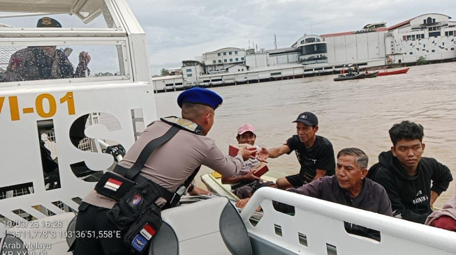 Ditpolairud Polda Jambi Bagikan Takjil Kepada Masyarakat Nelayan.