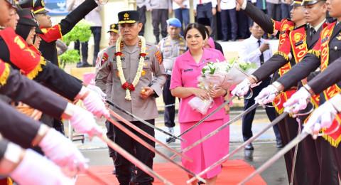 Tiba di Mapolda Jambi Irjen Pol Krino H Siregar disambut Pedang Pora dan Tarian Pedang