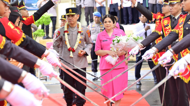 Tiba di Mapolda Jambi Irjen Pol Krino H Siregar disambut Pedang Pora dan Tarian Pedang