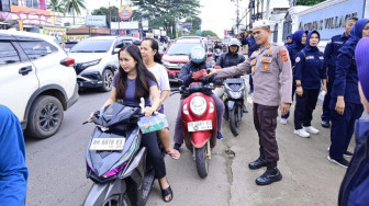 Berbagi Berkah Ramadhan, Polda Jambi Bagikan Takjil Kepada Pengendara Dikawasan Simpang Kebun Kopi.