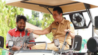 Fadhil Arief Serahkan 14 Unit Alsintan Crawler Bantuan Dirjen Sapras Kementan RI