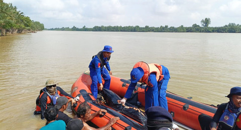 Tim SAR Temukan Korban Tabrakan Kapal di Sungai Jeruk