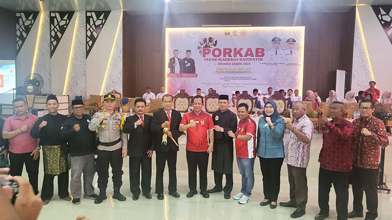 Bupati Muaro Jambi dan Kepala BPJS Ketenagakerjaan Muaro Jambi bersama atlet porkab pencak silat | foto : dod