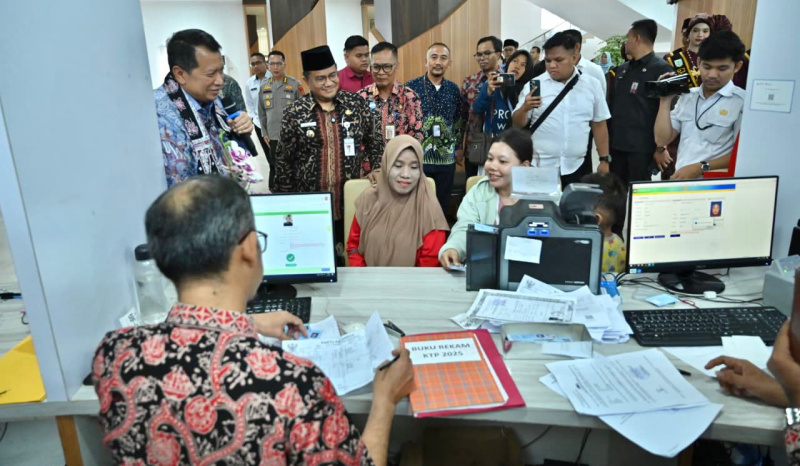 Piagam Predikat Pelayanan Prima diserahkan oleh Wakil Menteri PANRB, Komjen Pol. (Purn.) Purwadi Arianto, M.Si., kepada Wali Kota Jambi, Dr. dr. H. Maulana, M.K.M., Rabu | PKJ