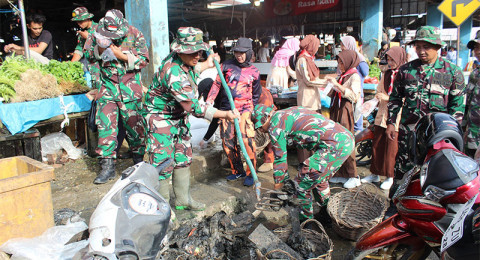 Karya Bhakti TNI di Pasar Angso Duo Perkuat Sinergi dengan Rakyat