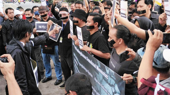 Pers Dibungkam, Jurnalis Gelar Aksi Tutup Mulut di Mapolda Jambi