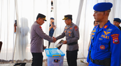 Wujud Empati, Kapolri Beri Bantuan kepada Anggota Polri Korban Bencana di Sumbar