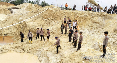 Polri Gerak Cepat Evakuasi Kecelakaan Kerja Masyarakat Yang Tertimbun Longsor