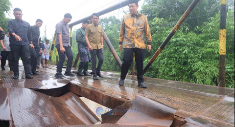 Bupati Muaro Jambi Periksa Jembatan Air Hitam Rusak Dilewati Truk Batu Bara