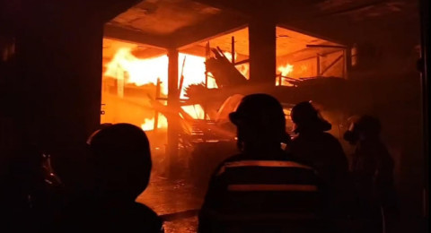 Kebakaran Hebat Hanguskan Gudang Kayu Olahan Diduga Akibat Petasan