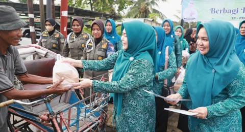 Semarak Ramadan, TP PKK Tanjabbar Bagikan Ratusan Paket Takjil