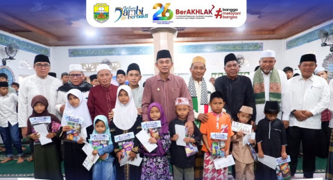 Wakil Bupati Muaro Jambi Serahkan Santunan Bagi 100 Anak Yatim di Masjid Baitul Makmur, Desa Mendalo Darat,