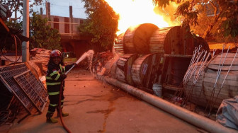 Gudang Kabel di Jambi Timur Ludes Terbakar, Warga Panik