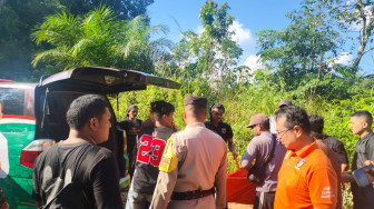 Warga Aur Berduri Digemparkan Penemuan Mayat Buruh Tani Tertindih Motor, Diduga Akibat Sakit Jantung