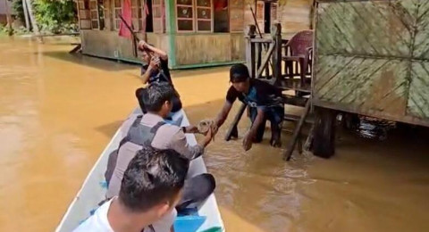 Polri Bersama Stakeholder Tangani Banjir di Merangin dan Sarolangun, Warga Diimbau Tetap Waspada