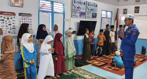 Ditpolairud Polda Jambi Gelar Kegiatan Di Rumah Baca Bhayangkara Bahari, Tanamkan Nilai Religi dan Edukasi bagi Anak Pesisir Sungai Batanghari
