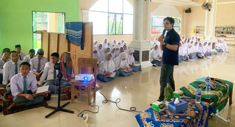 Gaya Hidup Sehat ala Pesantren, Santri Al-Kinanah Latihan Bangun Tubuh Ideal