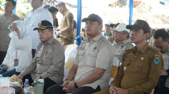 Wamentan Sudaryono Pimpin Gerakan Tanam Padi di Batang Hari