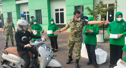 Kualitas Udara Tidak Sehat Denpom II/2 Jambi Bagikan Ribuan Masker