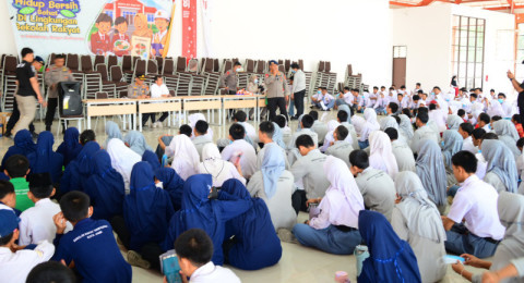 Di Tengah Kabut Asap Karhutla, Brimob Polda Jambi Beri Motivasi serta Perhatian Kesehatan Pelajar Sekolah Rakyat