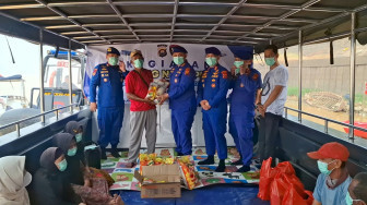 Ditpolairud Polda Jambi Sambangi Warga, Bagikan Masker dan Sembako di Tengah Kabut Asap