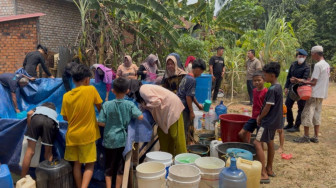 Kekeringan di Muaro Jamb, Brimob Polda Jambi Salurkan Air Bersih Bagi Warga Terdampak