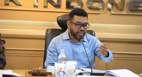 Filep Wamafma Tegaskan Pentingnya Peradilan Adat dan Hak Ulayat dalam Investasi di Papua