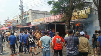 Diduga Akibat Pembakaran Sampah, Toko Furniture Jati Ludes Dilahap Si Jago Merah