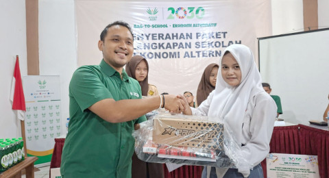 Asian Agri Serahkan Bantuan Pendidikan dan Ekonomi Alternatif melalui Program AA2030 di Tanjung Jabung Barat