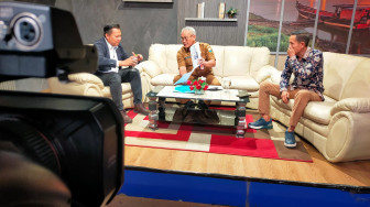 Plt Kadis Kominfo Dr. Jhon Eka Powa dan Wartawan Televisi Senior, Mursyid Sonsang Bahas Literasi Digital di TVRI Jambi