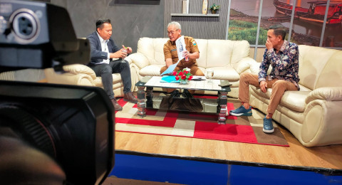 Plt Kadis Kominfo Dr. Jhon Eka Powa dan Wartawan Televisi Senior, Mursyid Sonsang Bahas Literasi Digital di TVRI Jambi
